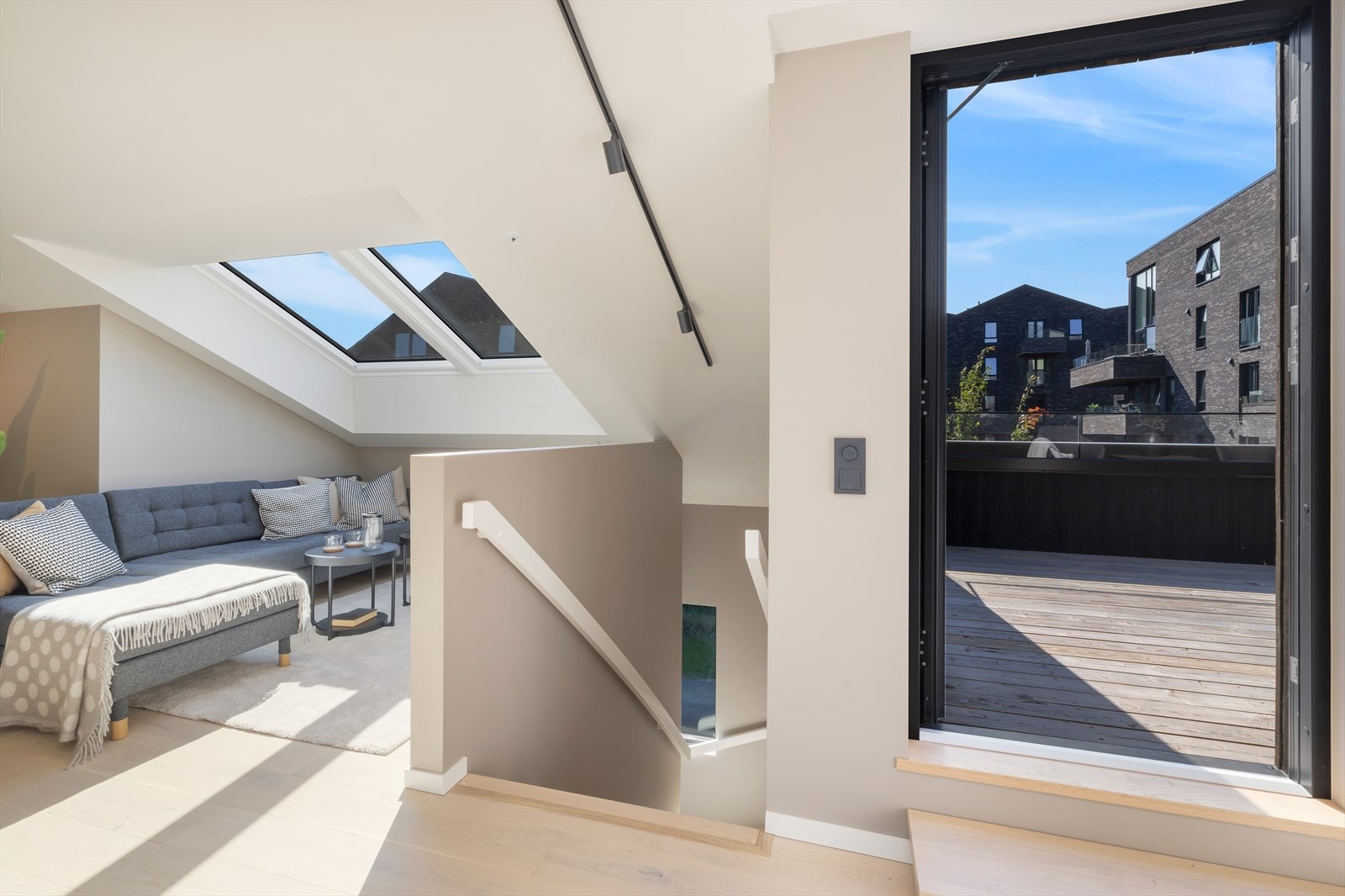 Fra loftsstuen er det utgang til lun og veldig koselig terrasse. Galleribilde