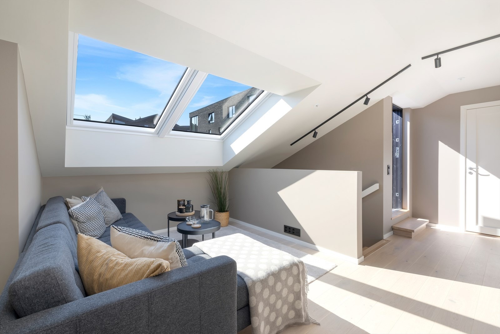 Leilighetens andre etasje med koselig stue som har utgang til en takterrasse. Vinduer har sol skjerming. Galleribilde