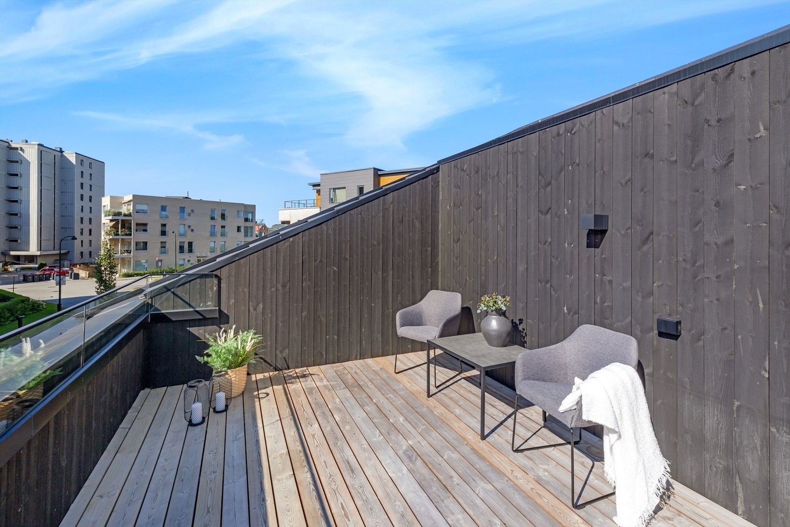 Romslig takterrasse hvor du kan nyte solfylt dager og lune kvelder Galleribilde