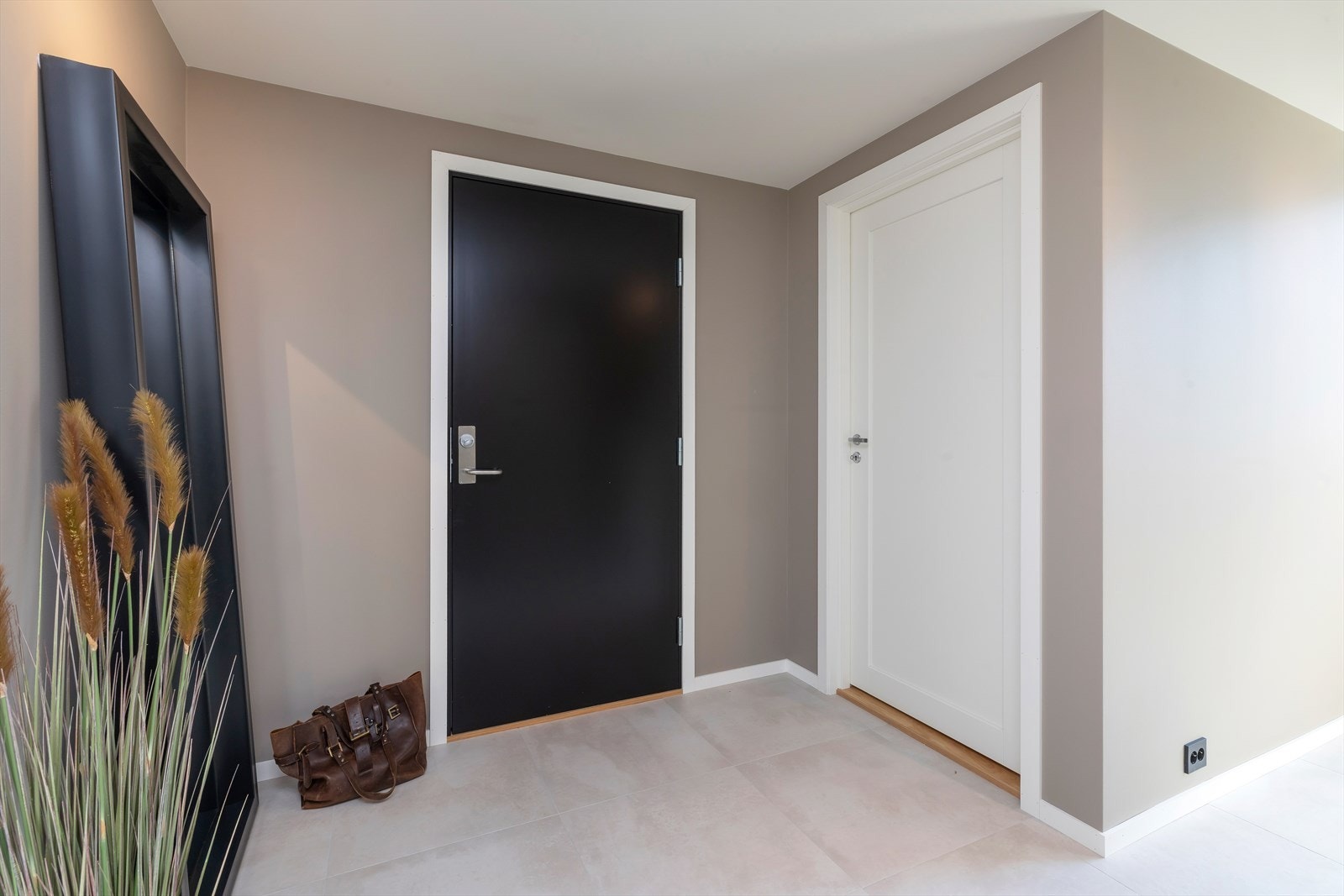 Velkommen inn i Trymsvei 4. Stor og flott entrè med god plass til å henge fra seg yttertøy. Her vil man umiddelbart få godfølelsen. Galleribilde