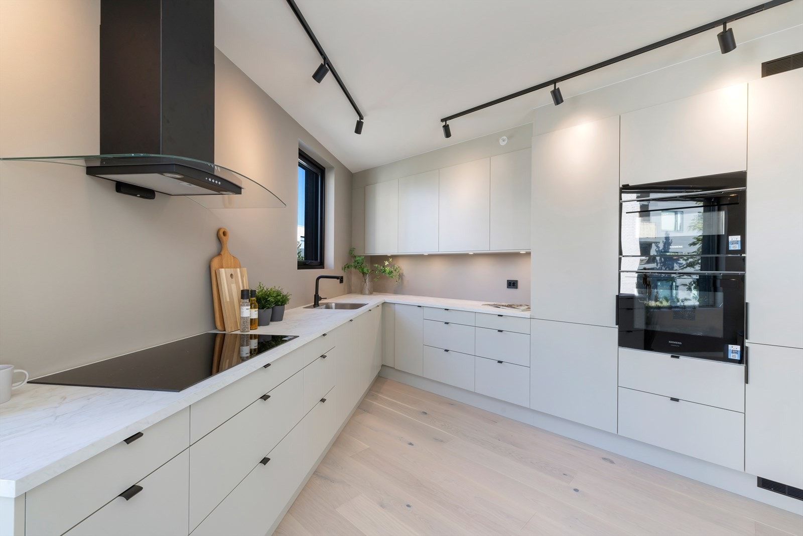 Kjøkkenet har rikelig med oppbevaringsplass. Innebygde hvitevarer. Induksjon koketopp. Galleribilde