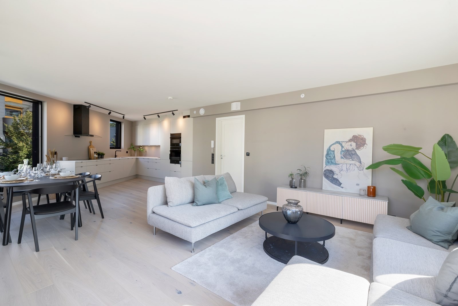 Morderne og sosial planløsning- her får du god plass til både sofakos og hyggelige middager Galleribilde