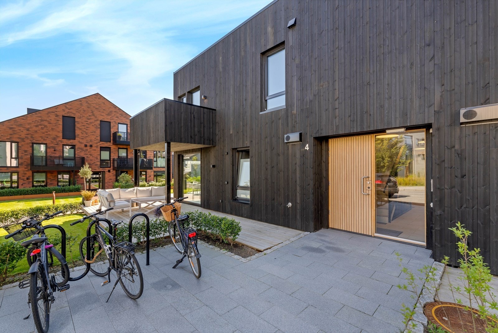 Innbydende inngangsparti i et lite og hyggelig sameie med fire boenheter Galleribilde