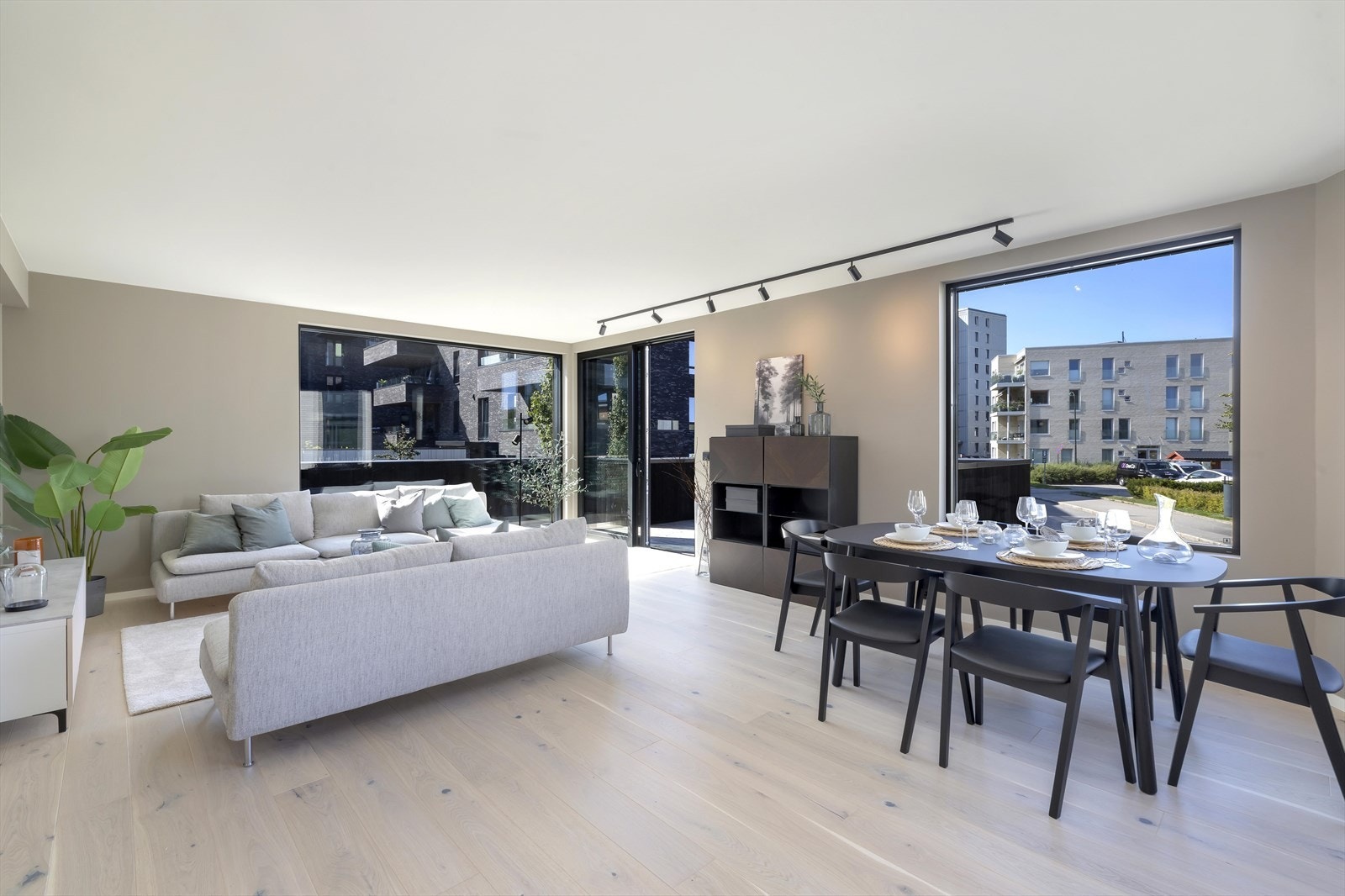 Stuen er lys og trivelig med god plass til flere sittegrupper og spiseplass. Galleribilde