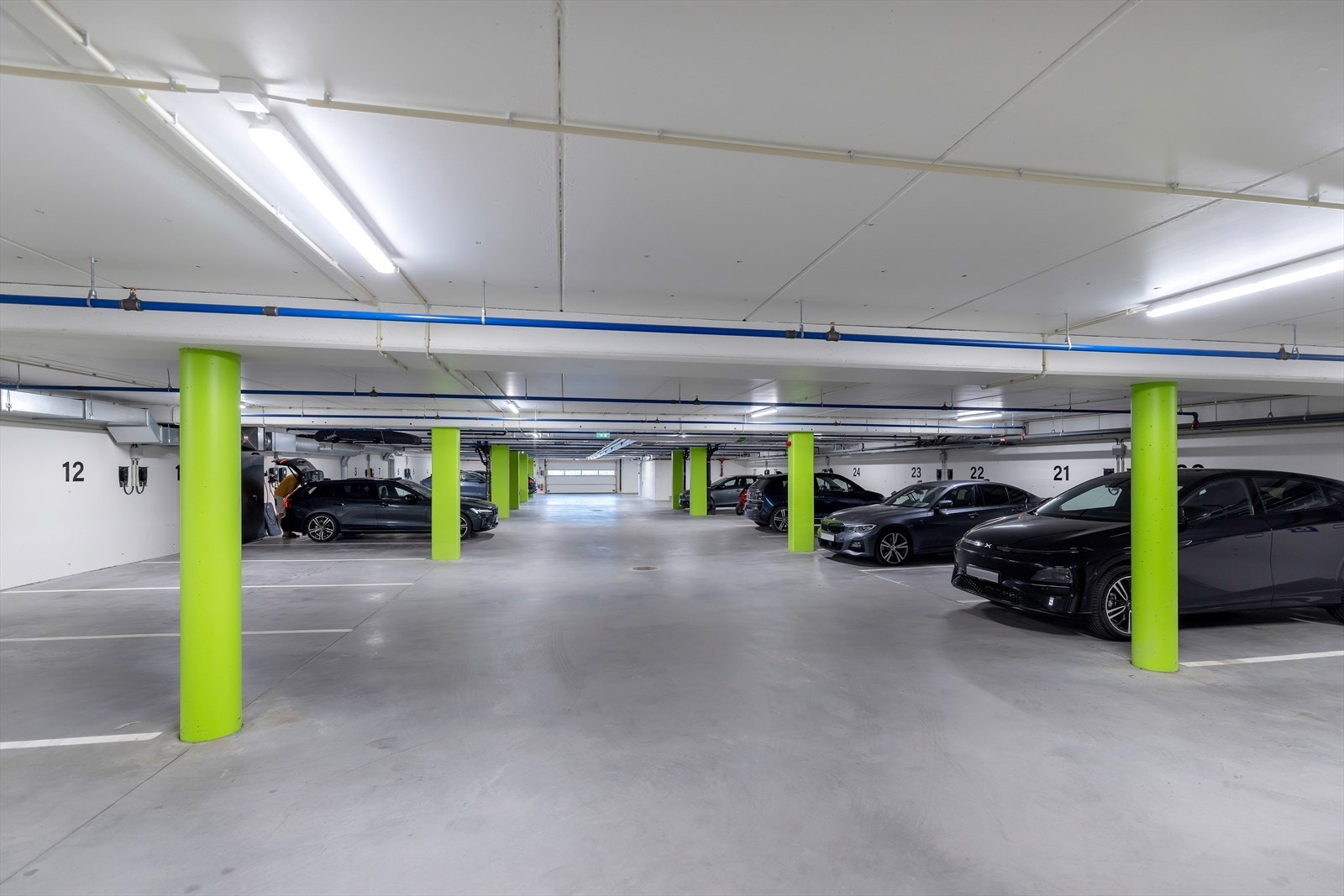 Garasjekjelleren er under pakken til tilstøtende bebyggelse - Tryms vei 6. Her har man gangpassasje under bakken Galleribilde