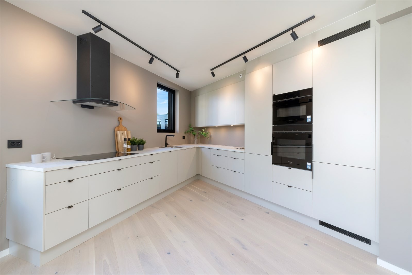 Stort og lyst kjøkken fra HTH, som har rikelig oppbevaringsplass. Integrerte hvitevarer. Galleribilde