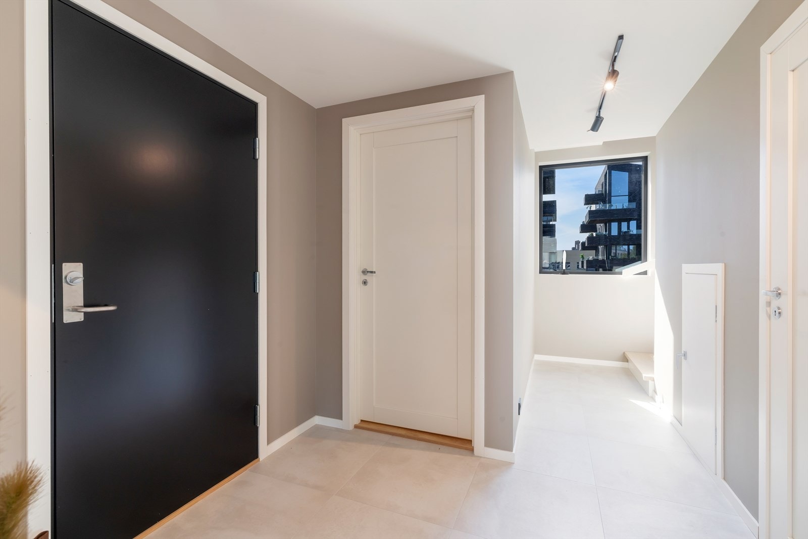 I enden av entreen går det trapp opp til øverste etg. Galleribilde