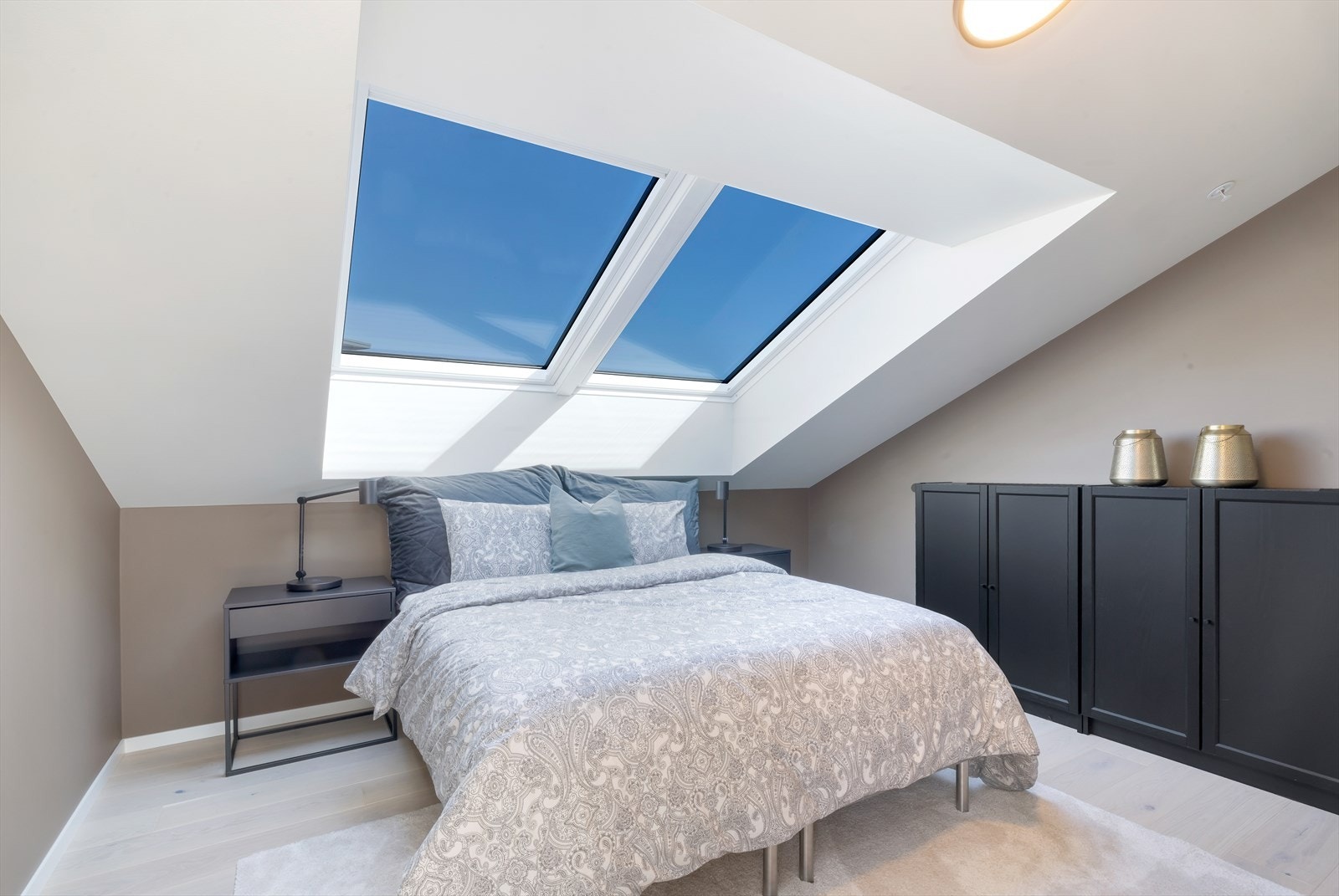 Leilighetens andre etasje inneholder to romslige soverom - perfekt for familie eller gjester. Takvinduer har solskjerming. Galleribilde