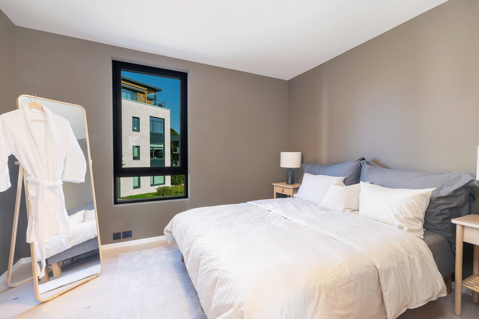 Innbydende soverom med gode lysforhold og plass til seng og oppbevaring Galleribilde