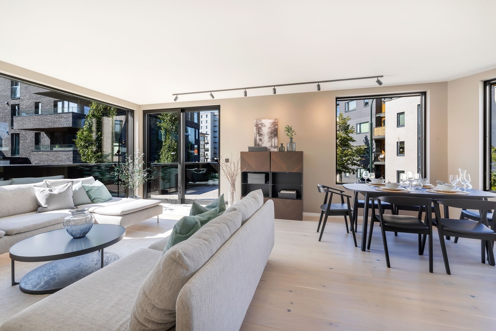 Rommet har store vindusflater som gir rikelig med naturlig lys og luftig romfølelse Galleribilde