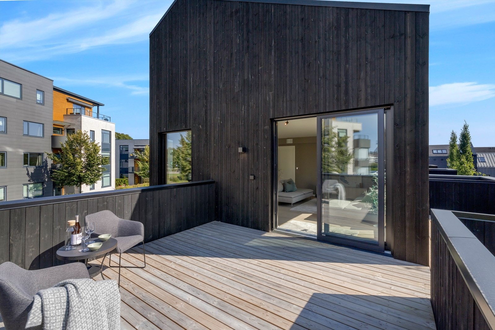 Stor terrasse med god plass til flere møbleringsoner - perfekt for både avslapping og sisiale sammenkomster Galleribilde