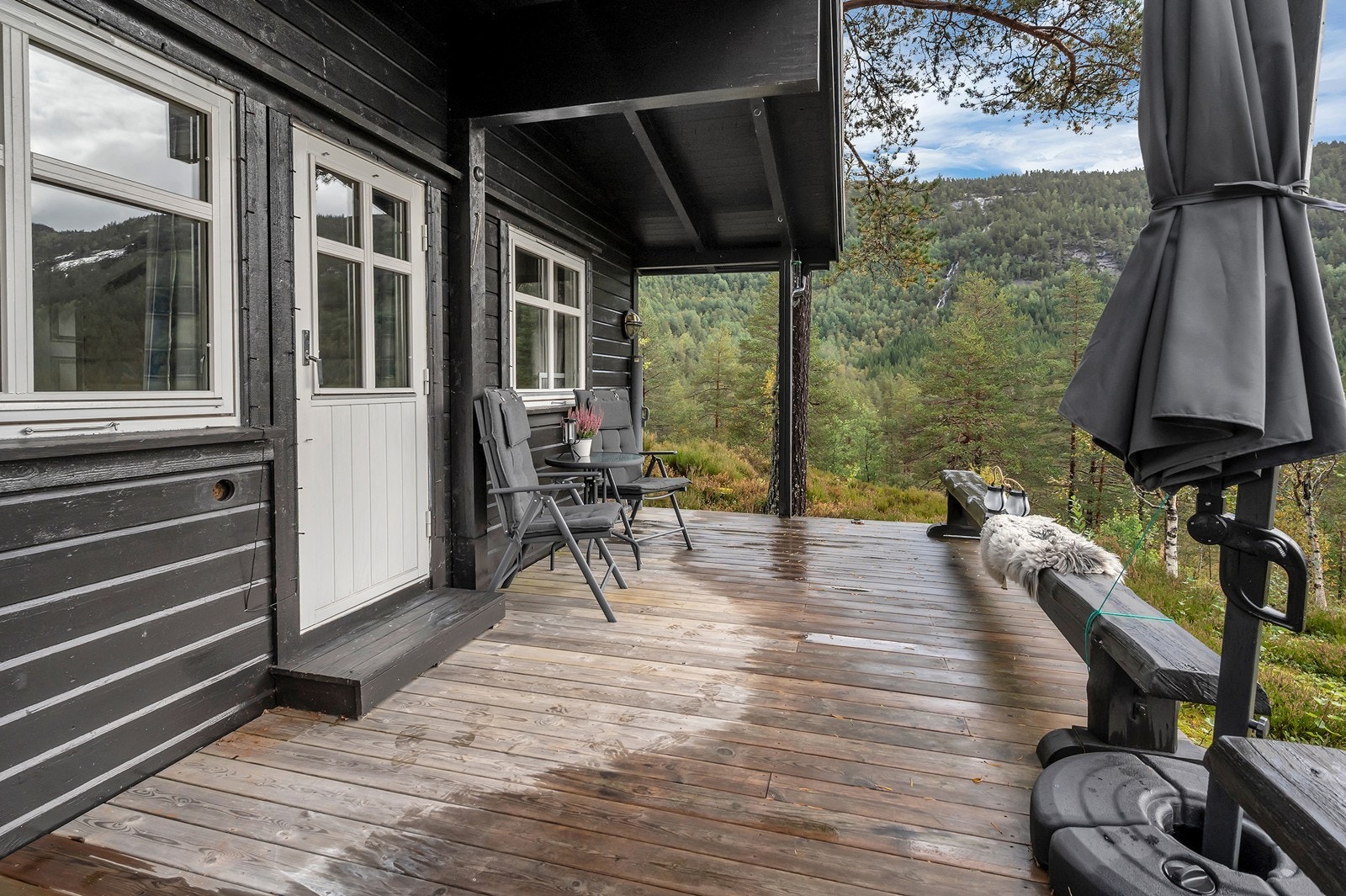 Verandaen er delvis overbygd med fantastisk utsikt Galleribilde