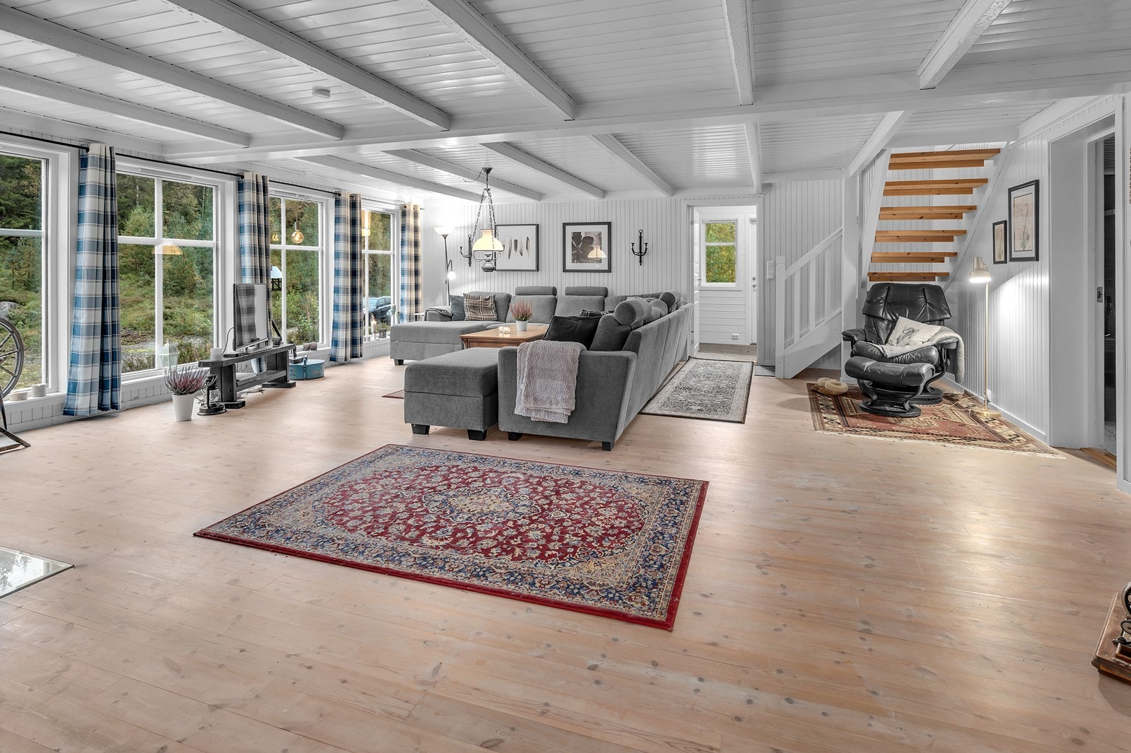 Det er gode vindusflater i hytta som gir rikelig med naturlig lys Galleribilde