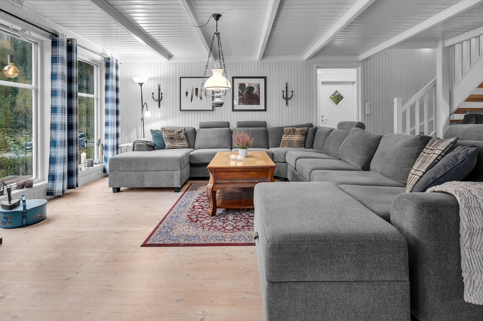 Det er gode vindusflater i hytta som gir rikelig med naturlig lys Galleribilde