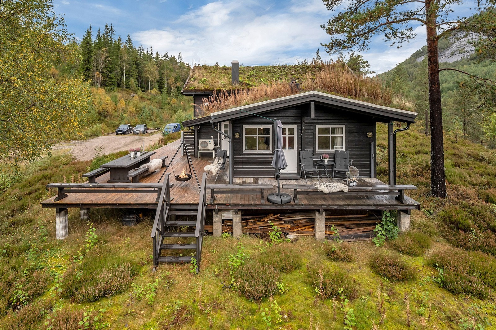 Stor veranda med god plass til flere sittegrupper Galleribilde