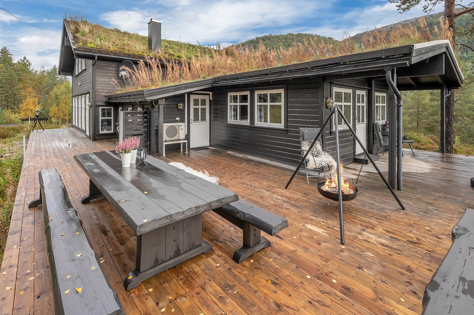 Stor veranda med god plass til flere sittegrupper Galleribilde