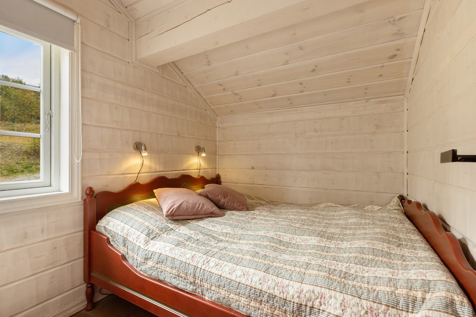 Begge soverommene i 2.etasje er møblert med dobbeltseng Galleribilde