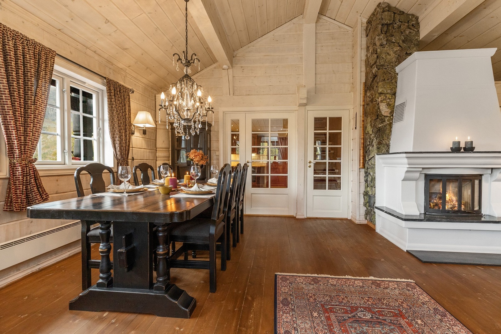 Innsatspeisen i stue er murt og har pusset omramming. Murt elementpipe med natursteinsforblendede overflater i stuen gir et fint hyttepreg. Galleribilde