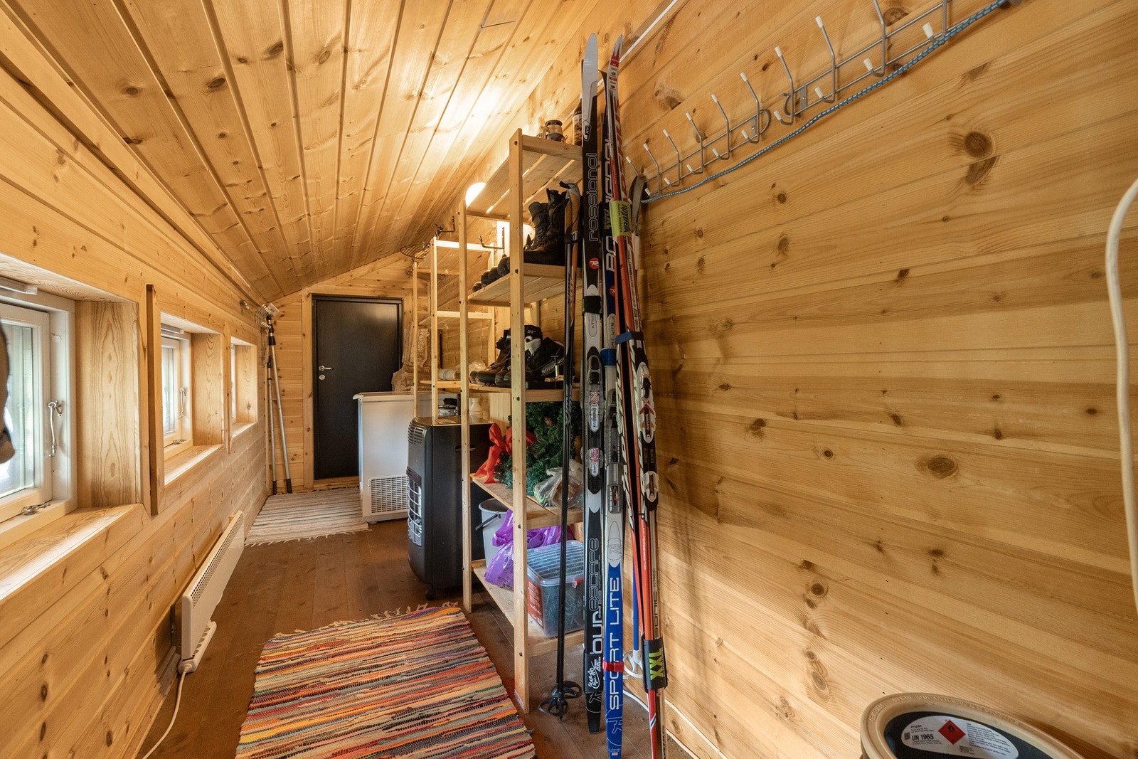Hytten har også en svært praktisk bod med utvendig adkomst. Boden er isolert, har innlagt strøm og er praktisk med tanke på oppbevaring av utstyr. Galleribilde
