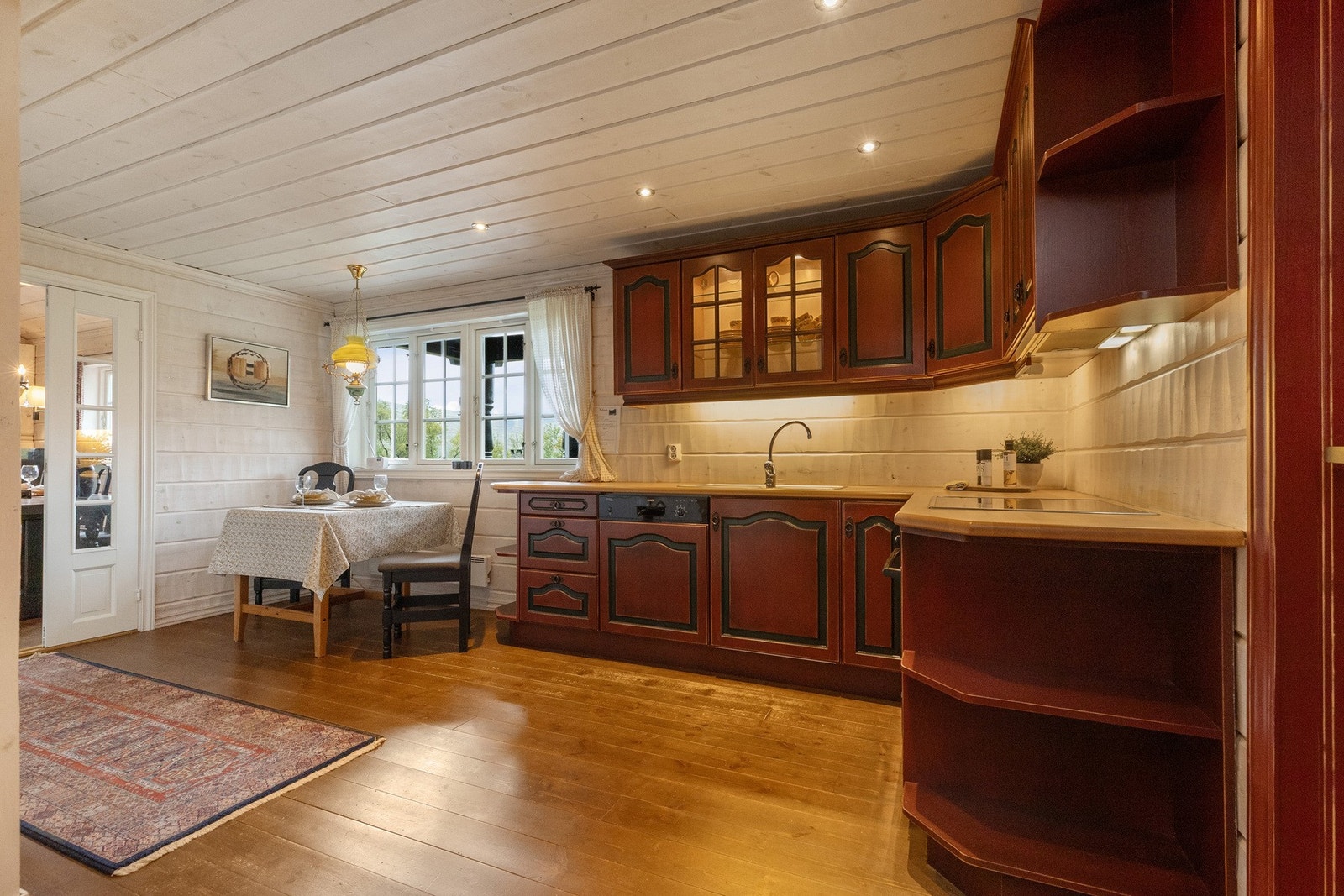 Integrerte hvitevarer og kjøleskap følger med salget. Galleribilde