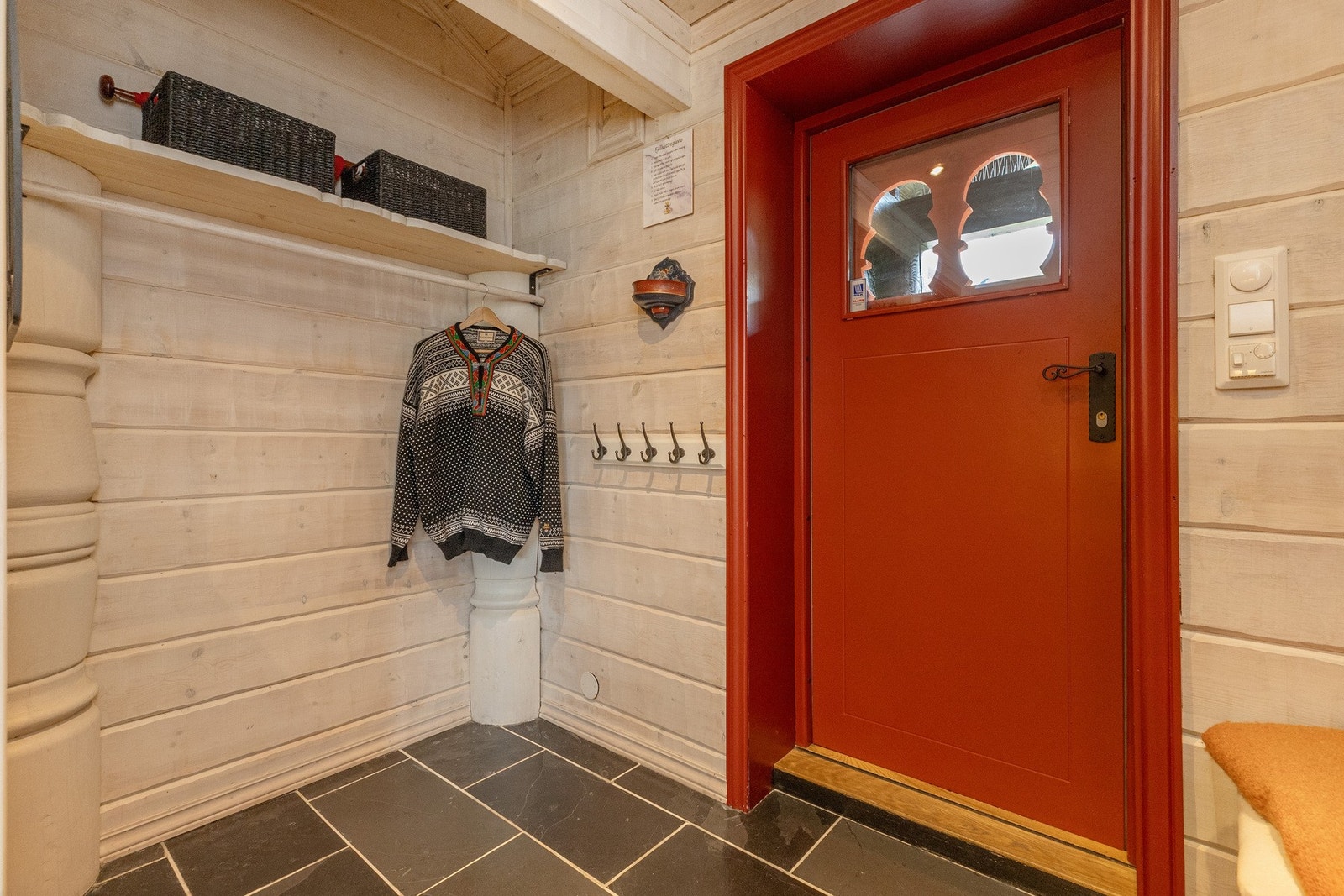 Knagger og hyller til oppbevaring i entré Galleribilde