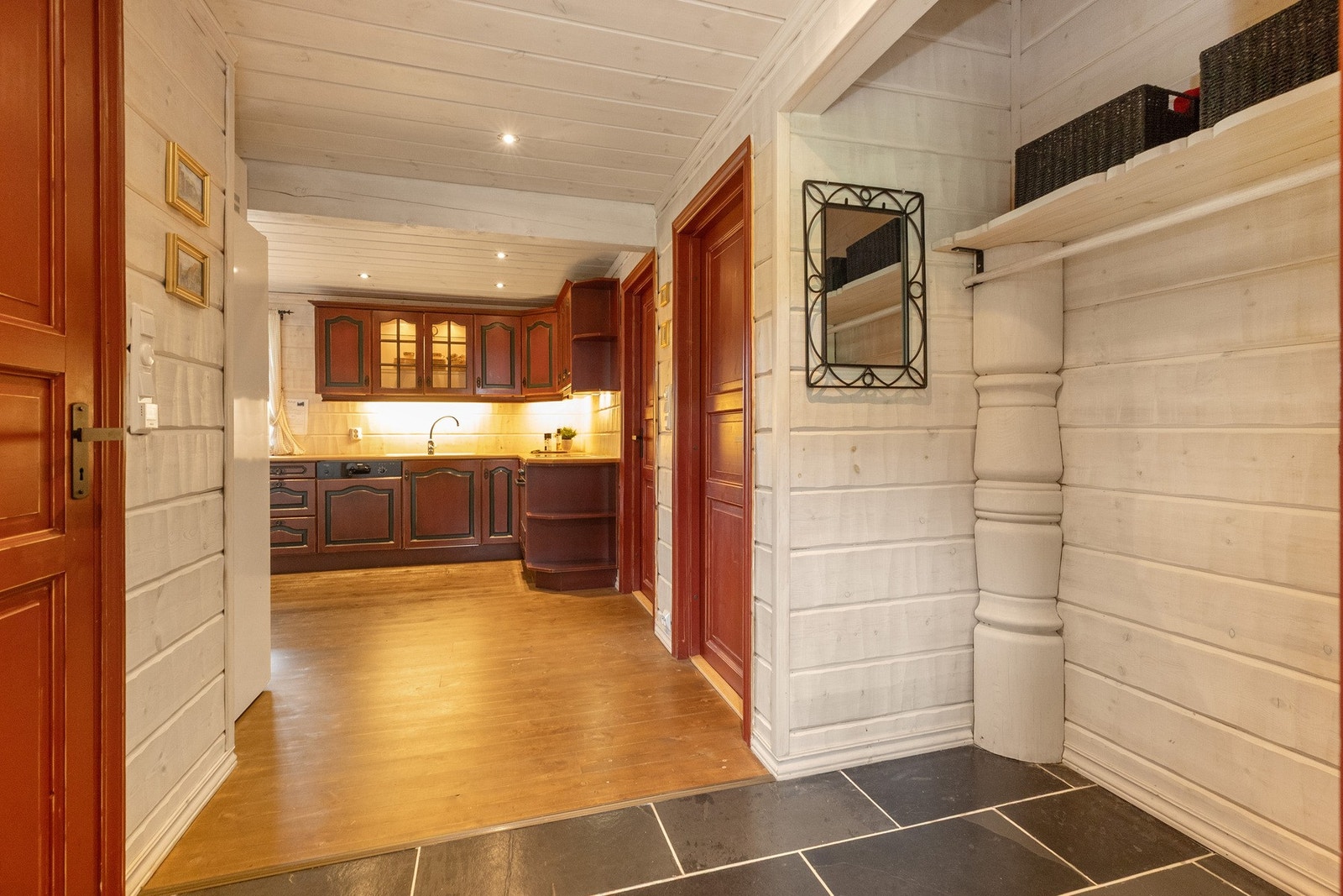 I hyttens entré er det skiferflislagt gulv med varmekabler Galleribilde