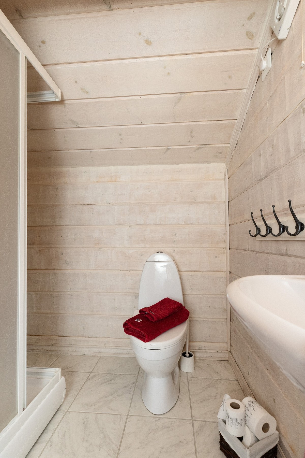 Også på dette badet er det flislagte gulv med varmekabler. Badet har toalett, frittstående dusjkabinett og servant. Galleribilde