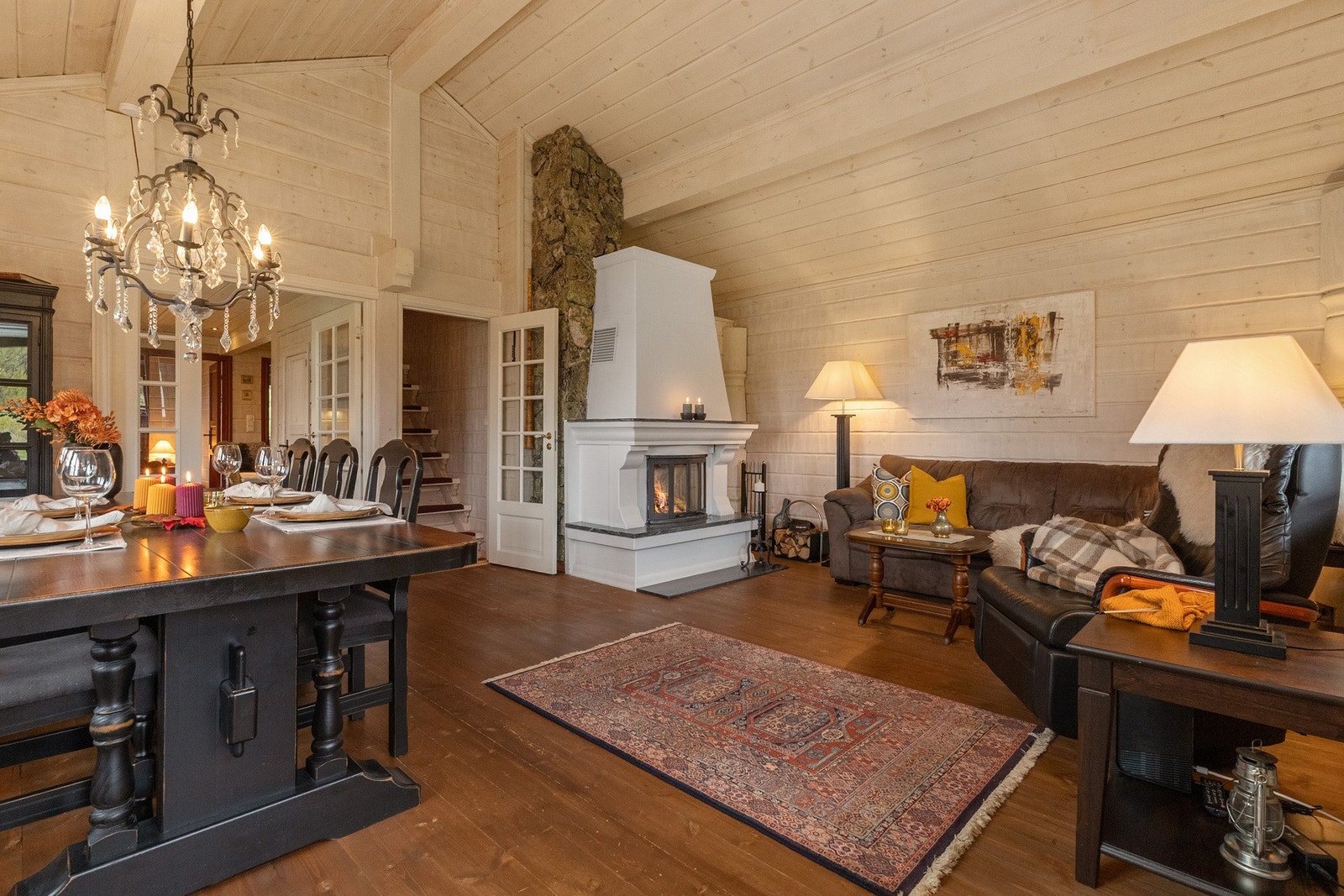 Hyttens stue/spisestue har god takhøyde med beiset trepanel på vegg og i himling. Galleribilde