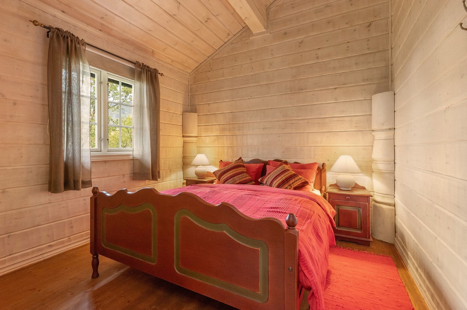 I hyttens 1.etasje finnes to av hyttas i alt fire soverom. Dette soverommet er møblert med dobbeltseng. Galleribilde