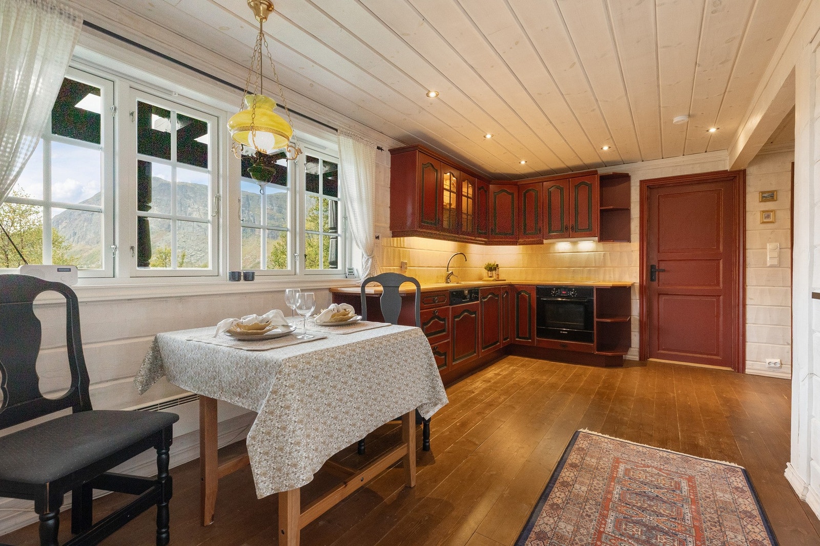 Kjøkkenet har fronter i heltre samt heltre benkeplate. Galleribilde