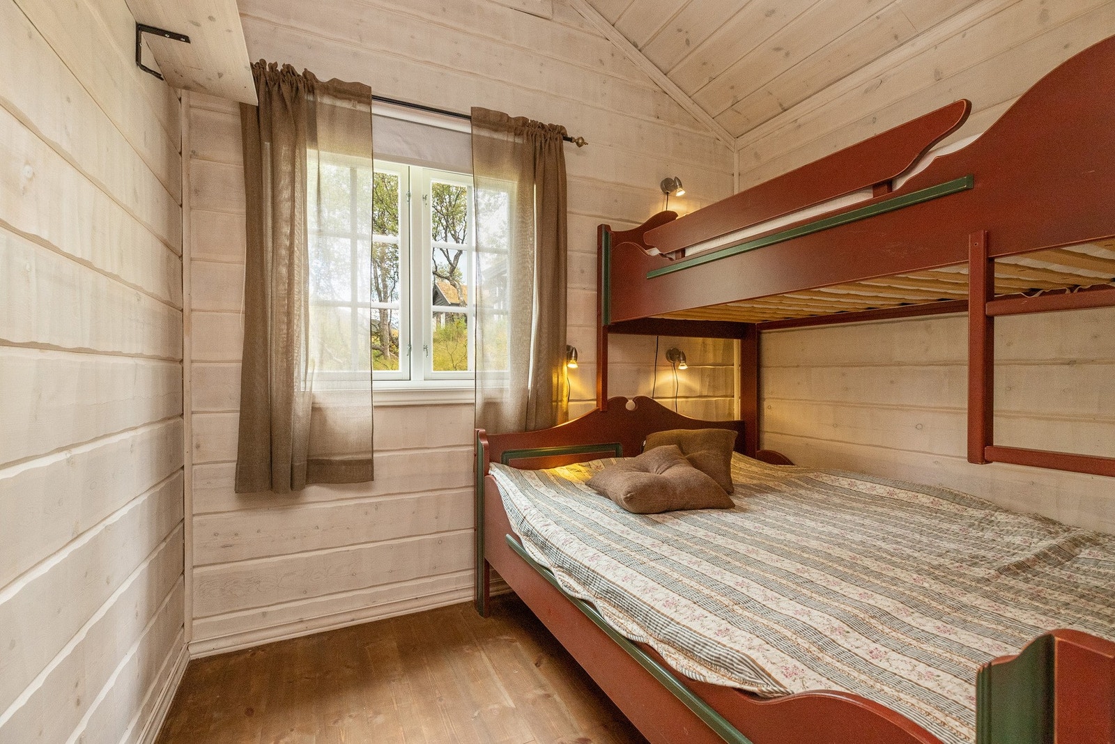 Soverom møblert med familiekøyeseng Galleribilde