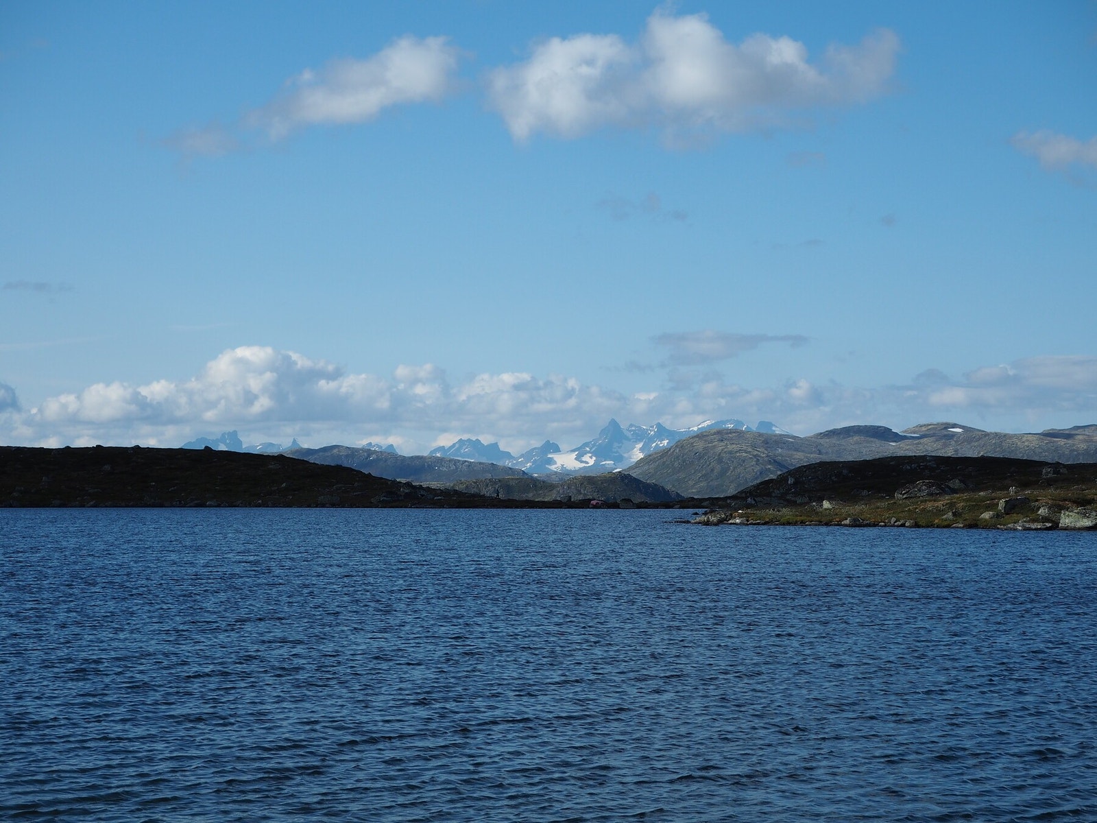 På fjelltur i dette området har en utsikt mot Jotunheimen Galleribilde