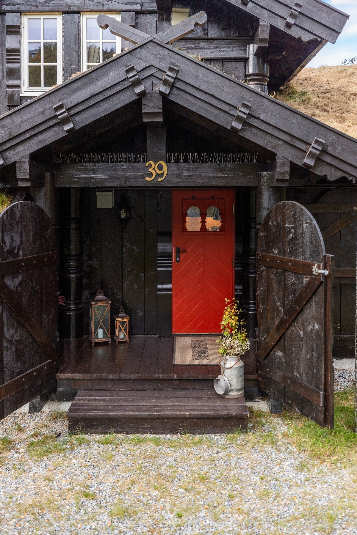 Hytten er bygd i 200 6med detaljerte fasadeutforminger/utskårne dør og vindusomramminger, Galleribilde