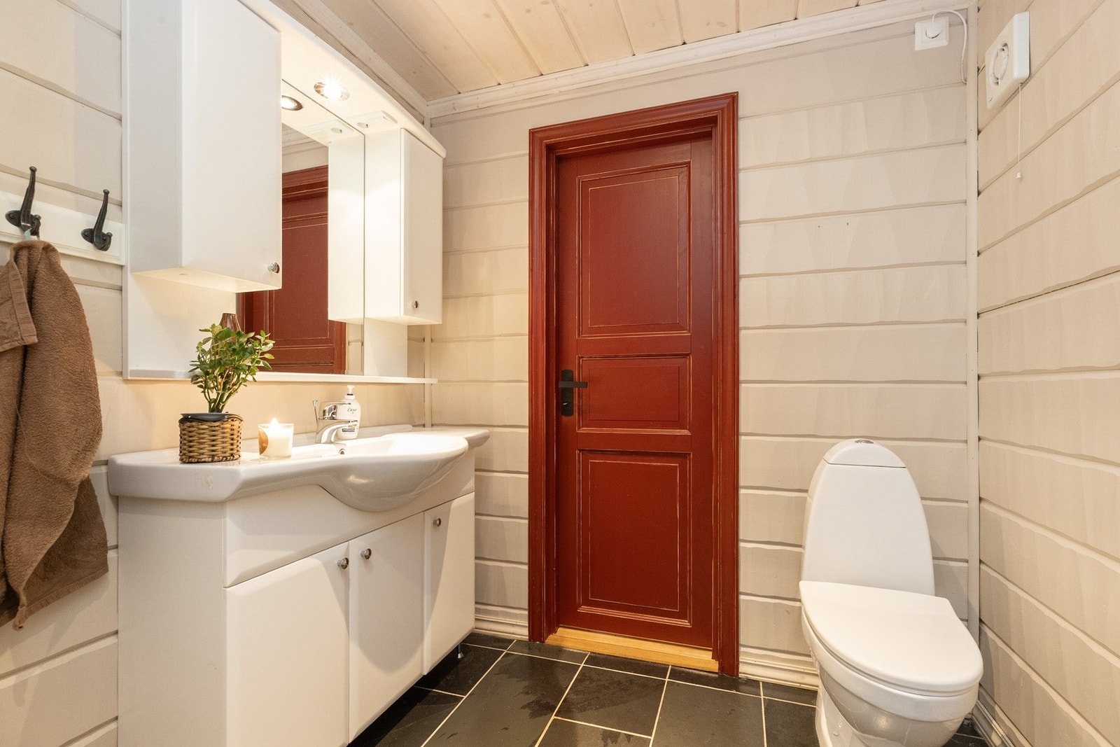 Badet i 1.etasje er flislagt med skifer, og her her det også varmekabler i gulvet. Galleribilde