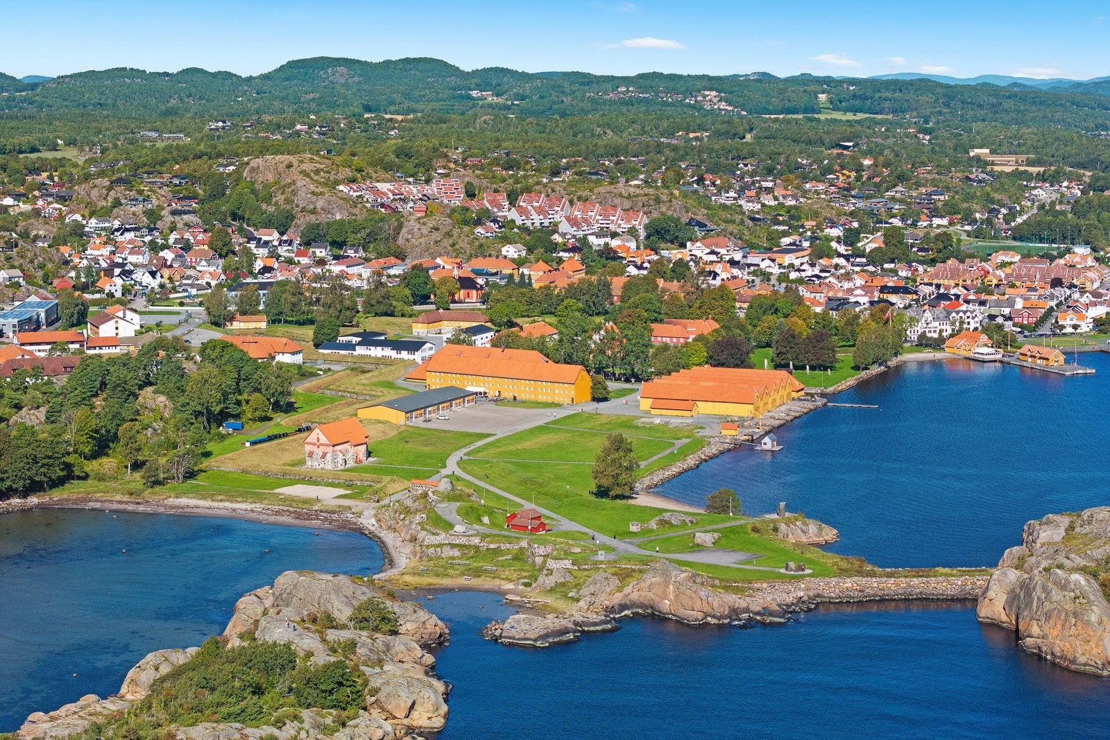 I Stavern bor du midt i smørøyet - enten du tenker lokalt(umiddelbar nærhet til strender og fantastisk turterreng) eller regionalt(Torp og kort vei til Oslo) Galleribilde