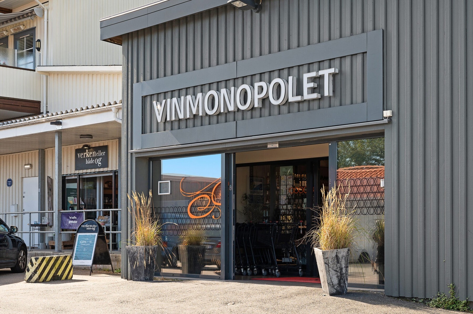 Stavern er en av Norges minste byer, men kan skilte med eget Vinmonopol som ligger like opp i gaten. Galleribilde