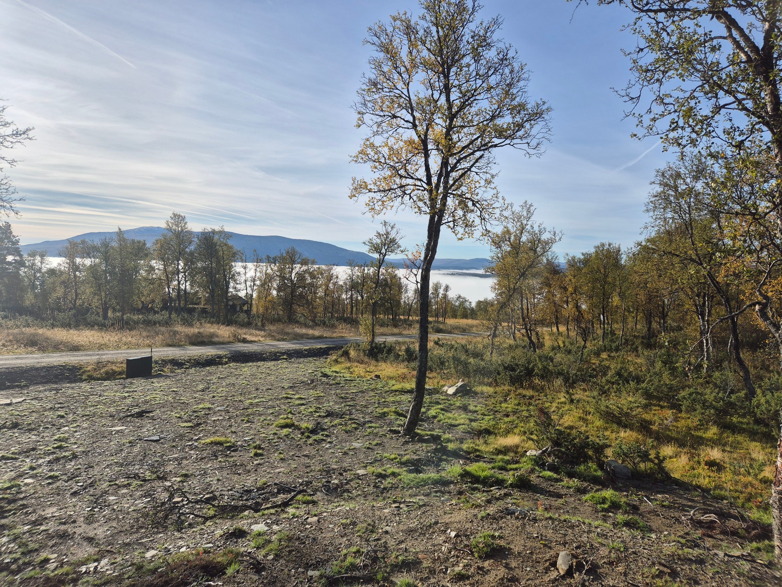 Tatt fra veranda på hytten 25.september 2025. Klart i høyden og tåke som en innsjø i dalen. Galleribilde