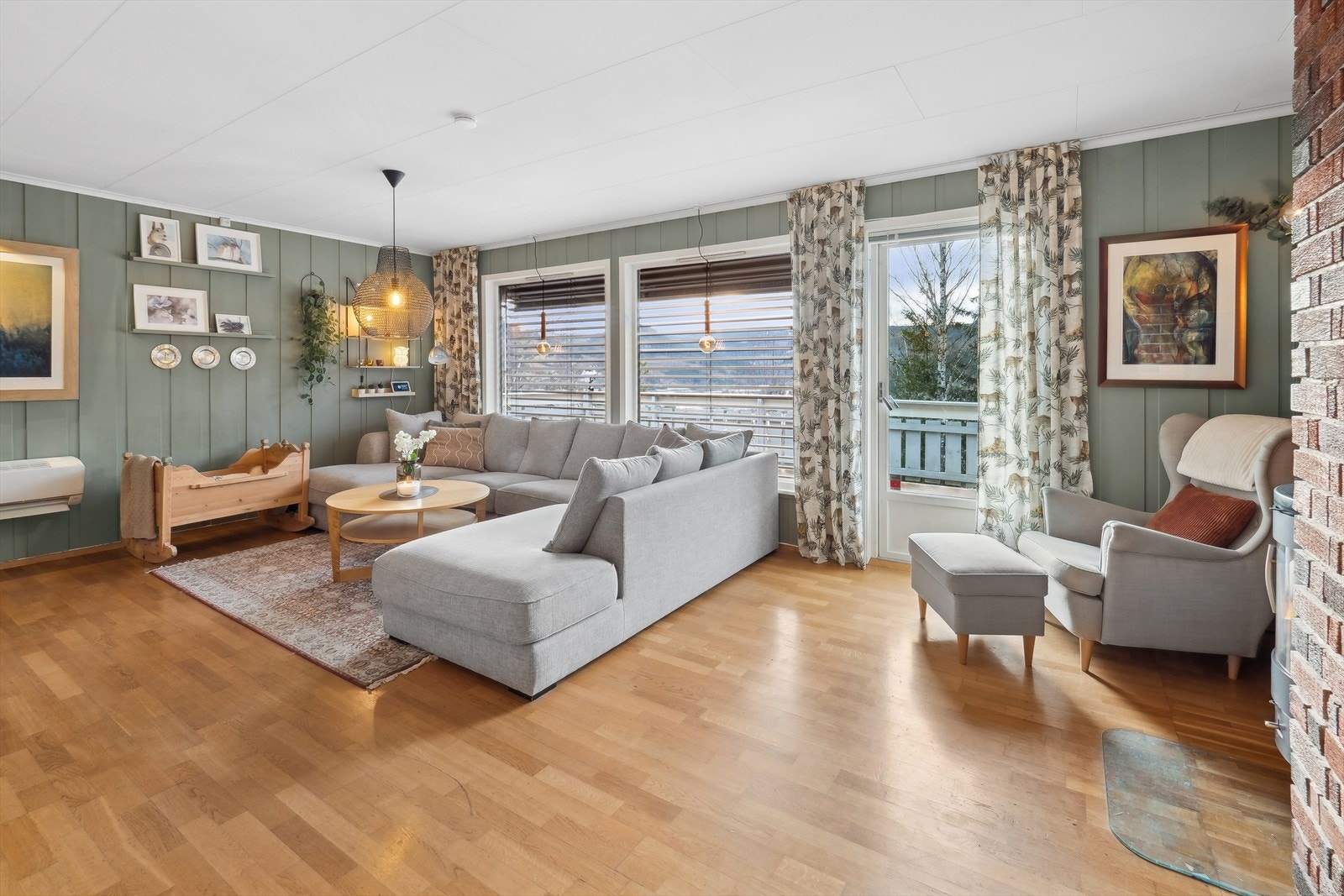 Store vindusflater slipper inn rikelig med naturlig lys. Galleribilde