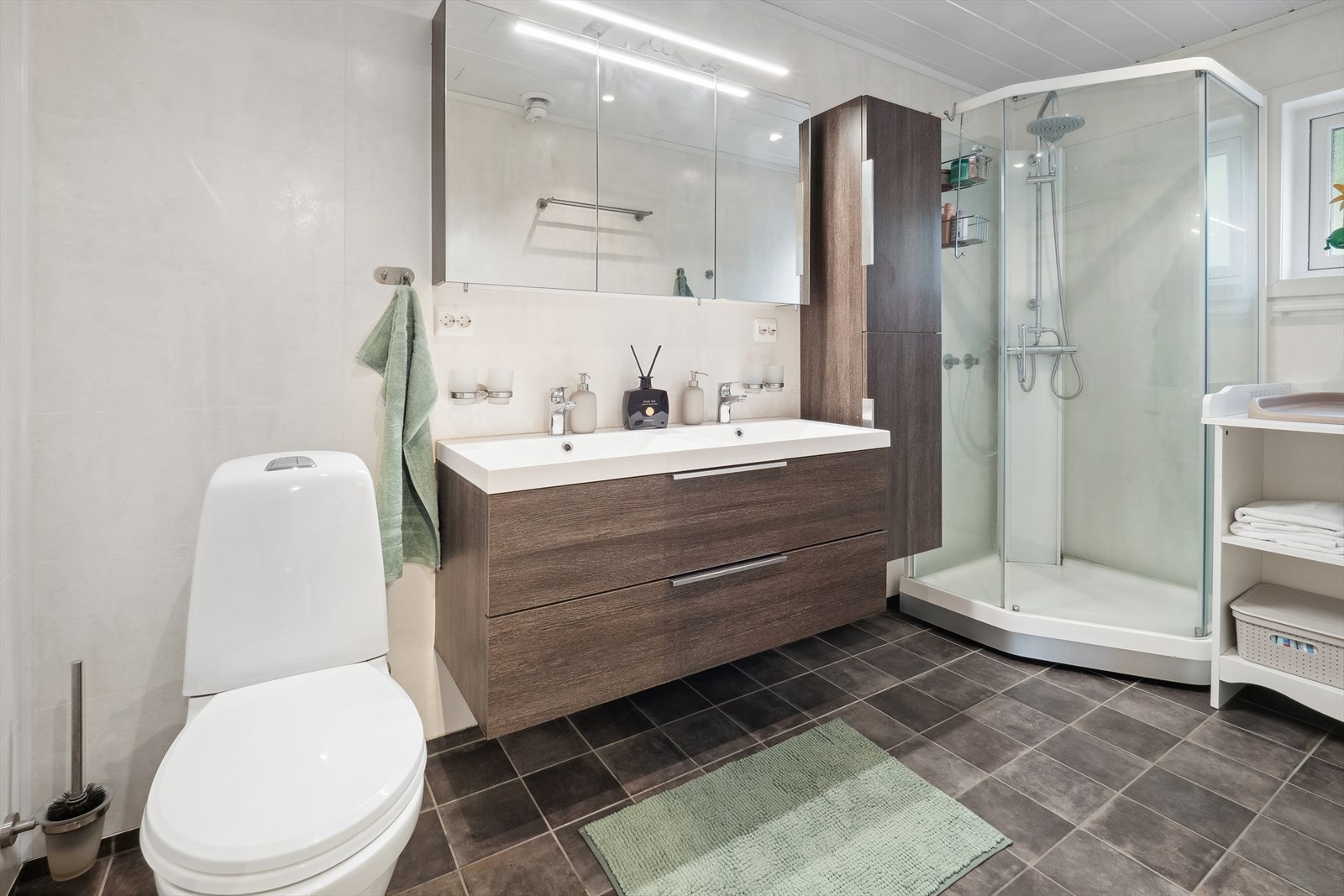 Bad 1. etasje er oppgradert i 2018 med baderomsplater på veggene og fliser på gulv med gulvvarme. Galleribilde