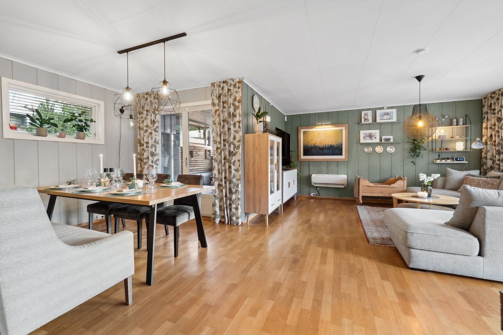 Innbydende stue med god plass til sofagruppe og spisebord. Galleribilde