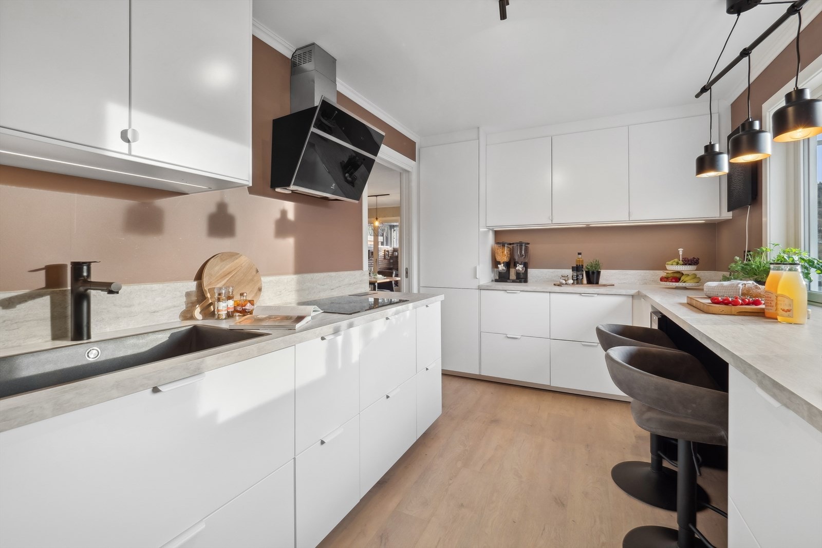 Kjøkkenet har godt med skap og benkeplass. Galleribilde