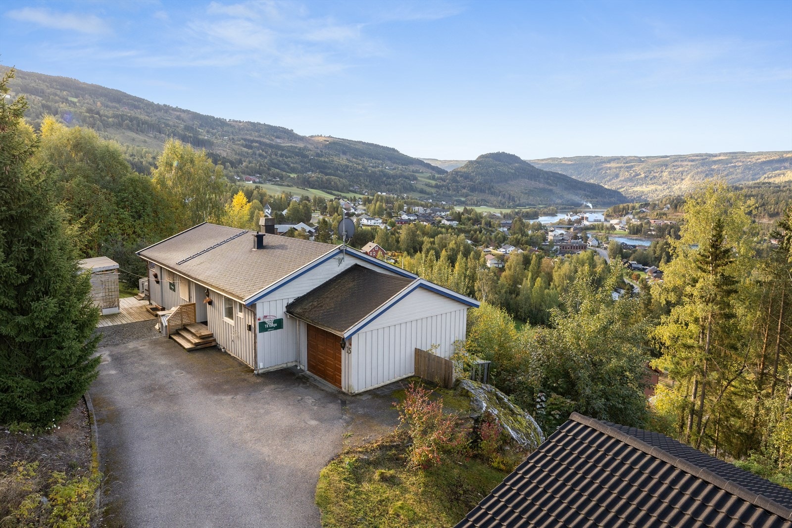 Innholdsrik enebolig med flott beliggenhet på en romslig tomt i skrånet terreng med gode sol- og utsiktsforhold. Her er det gangavstand til sentrum, barneskole og idrettsanlegg, samt nærhet til fantastiske friluftsområder med turterreng året rundt. Galleribilde