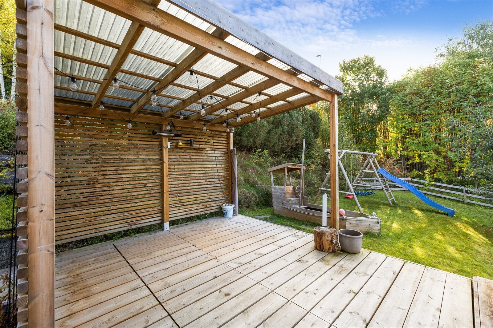 Terrasseplatting med pergola. Galleribilde