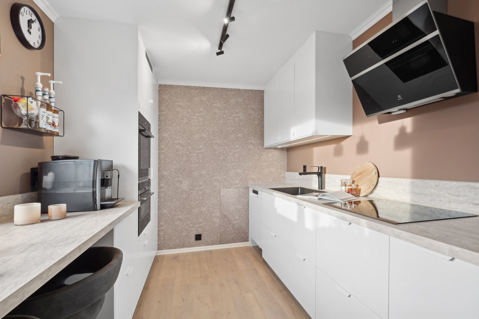 Lekkert kjøkken fra 2023 med glatte fronter og laminat benkeplate med oppvaskkum. Galleribilde