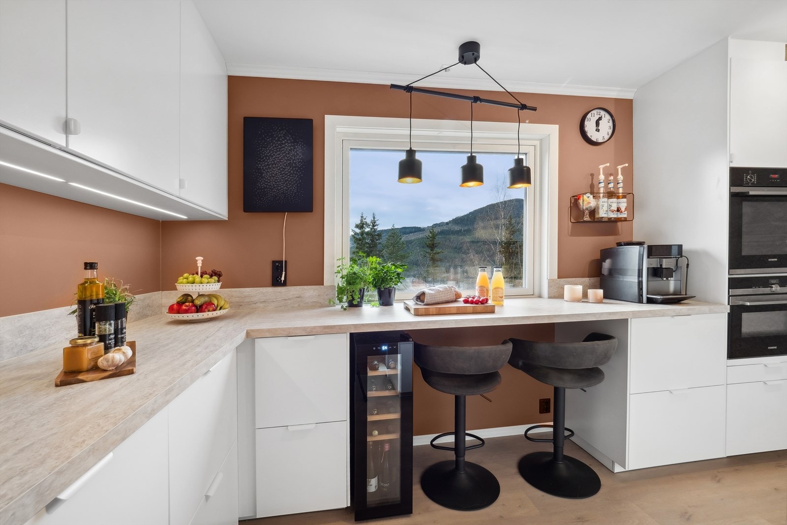 Det er integrert komfyr, steketopp, kjøleskap og mikro/kombiovn, samt plass til frittstående oppvaskmaskin. Galleribilde