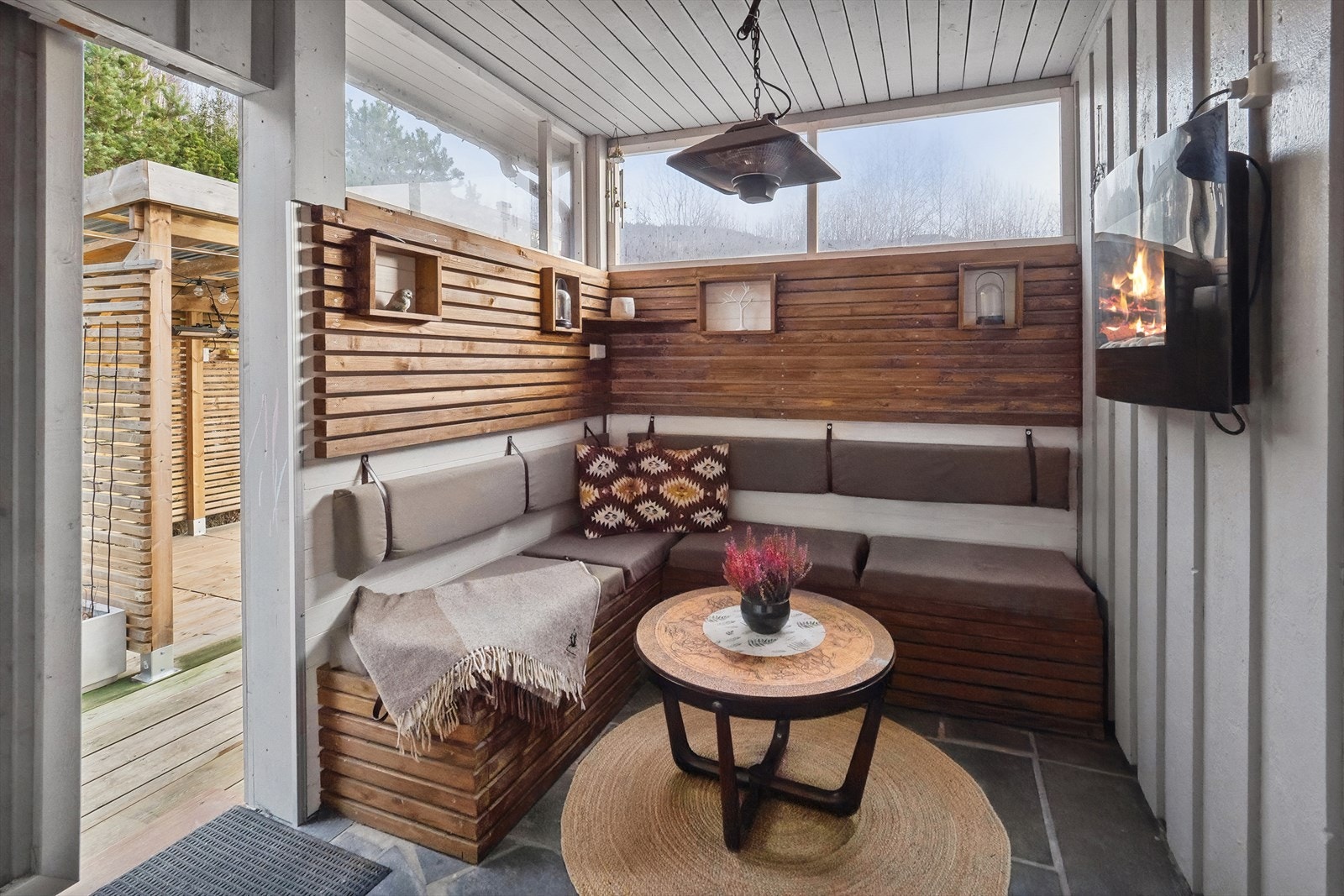 Utgang fra stue til en liten vinterhage med plass til diverse møbler. Galleribilde