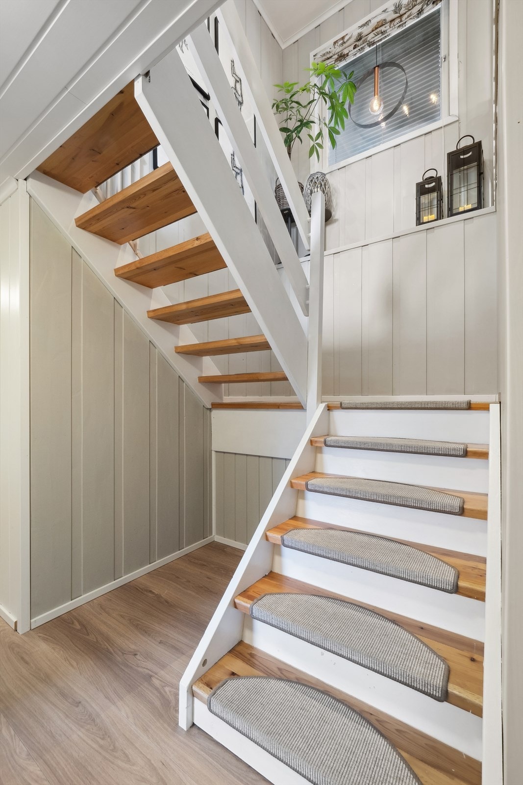 I underetasjen I underetasjen finner man soverom, rom, hobbyrom, bad, vaskerom og boder. Galleribilde