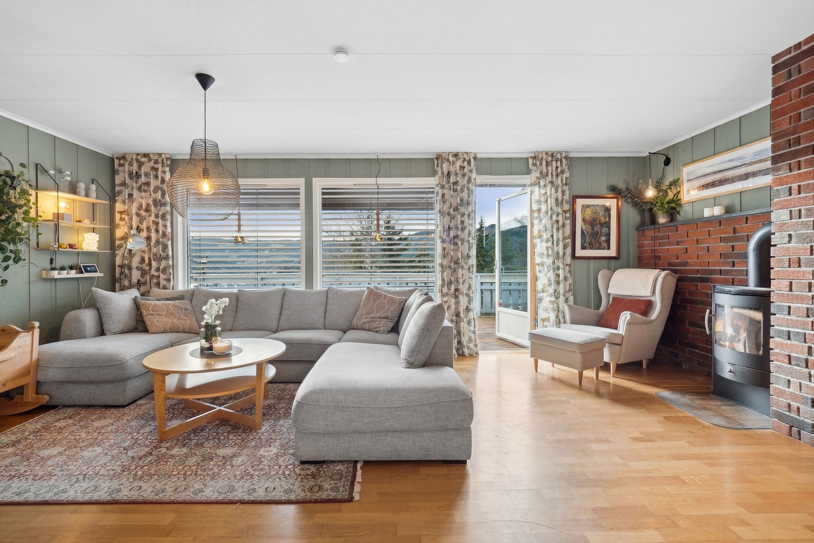 Utgang til veranda med god plass til utemøbler. Galleribilde