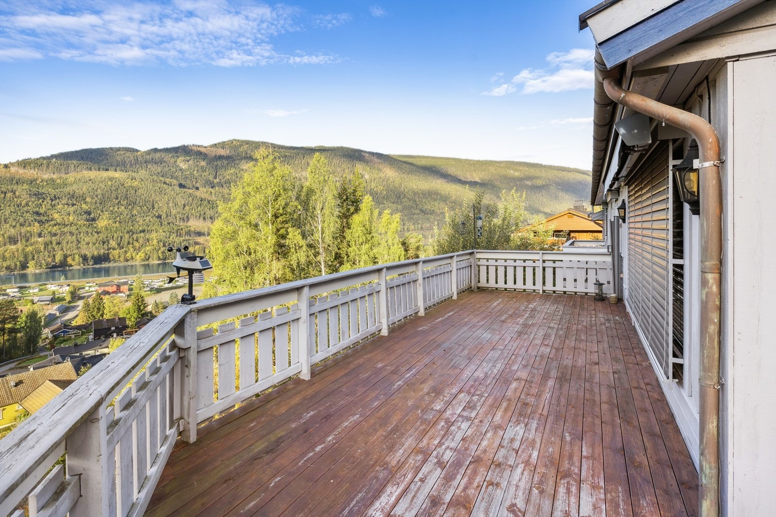 Romslig veranda med adkomst fra stuen. Galleribilde