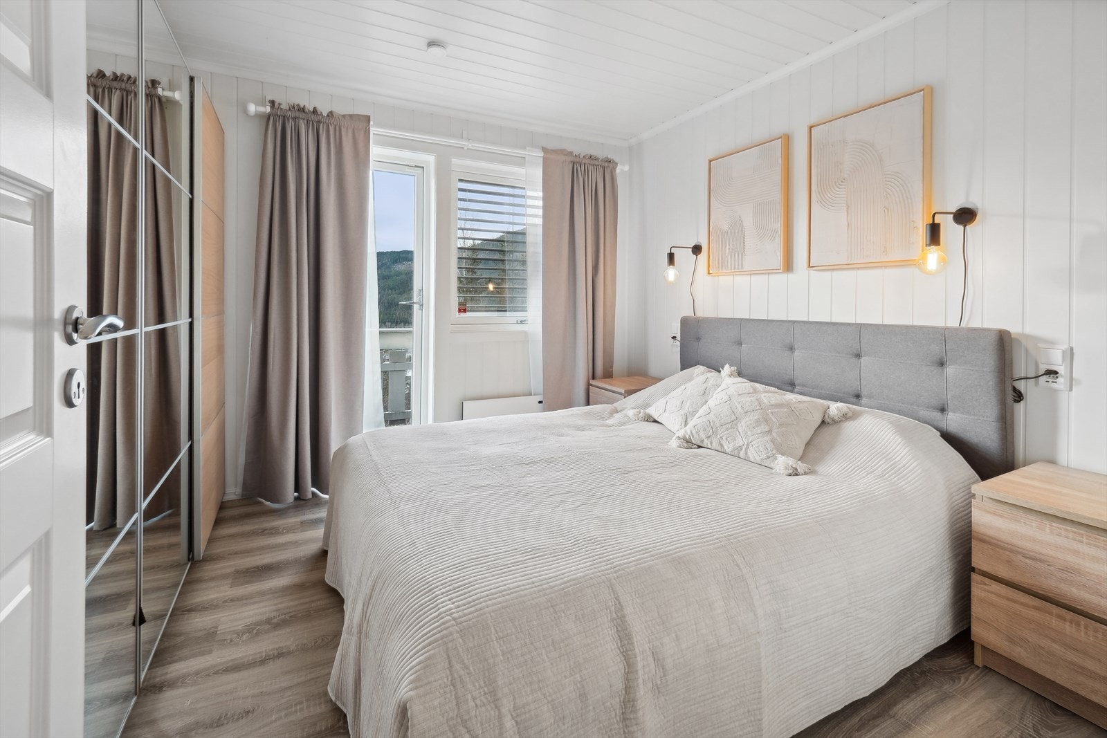 Boligen har totalt 3 soverom der to av rommene ligger i 1. etasje. Hovedsoverommet er av god størrelse og har plass til seng og garderobeskap. Her er det egen utgang til privat veranda. Galleribilde